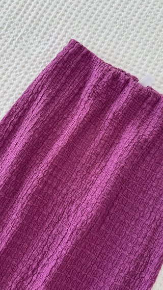 Falda larga morada texturizada