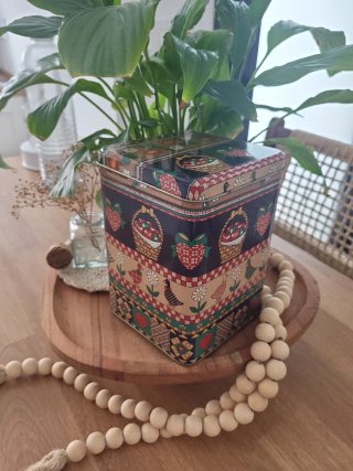 Caja de metal vintage decorada
