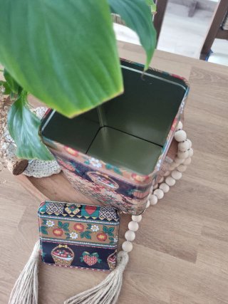 Caja de metal vintage decorada