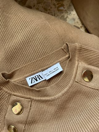 Jersey marrón con botones dorados