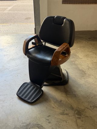 Sillón de Barbería Negro con Detalles Madera