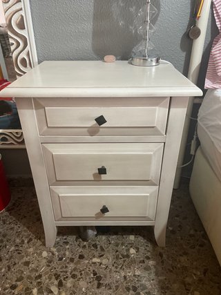 Mesita de noche blanca y negra