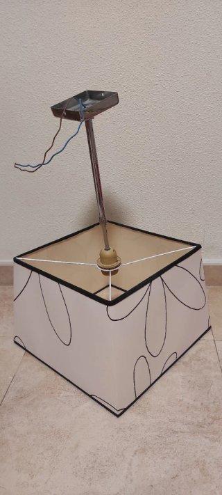 Lámpara de tela blanca con flor