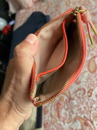 Cartera monedero con logo dorado color coral
