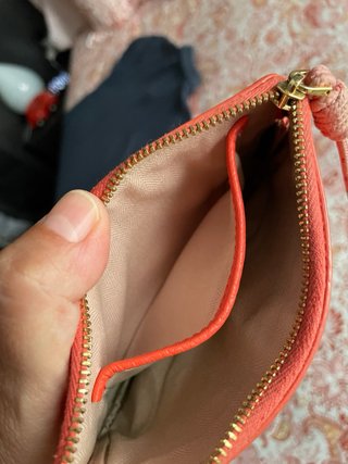 Cartera monedero con logo dorado color coral