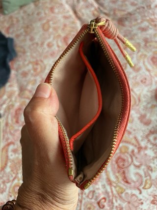 Cartera monedero con logo dorado color coral