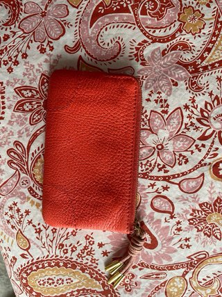 Cartera monedero con logo dorado color coral