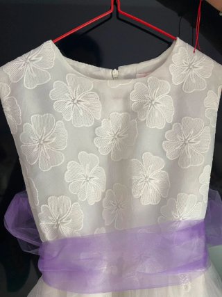 Vestido de comunión blanco con lazo morado