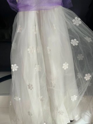 Vestido de comunión blanco con lazo morado