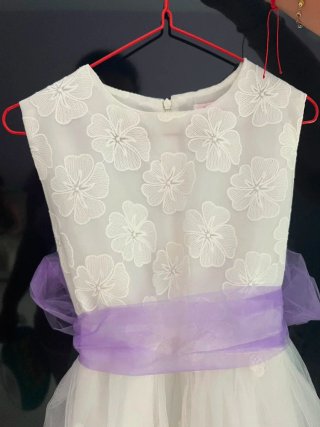 Vestido de comunión blanco con lazo morado