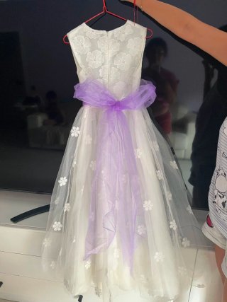 Vestido de comunión blanco con lazo morado