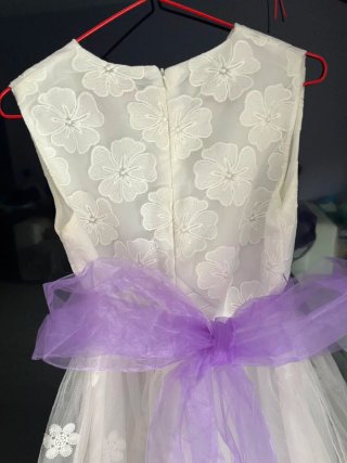 Vestido de comunión blanco con lazo morado