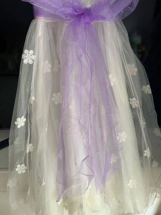 Vestido de comunión blanco con lazo morado
