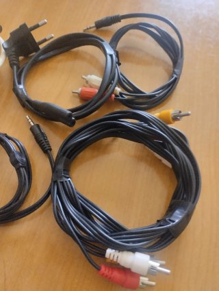 Lote cables: audio, video, alimentación, internet.
