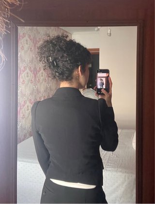 Americana negra con botones dorados