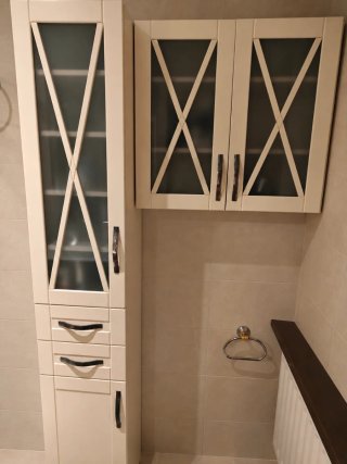 Muebles de baño beige y madera