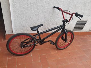 Bicicleta BMX Monty Negra y Roja