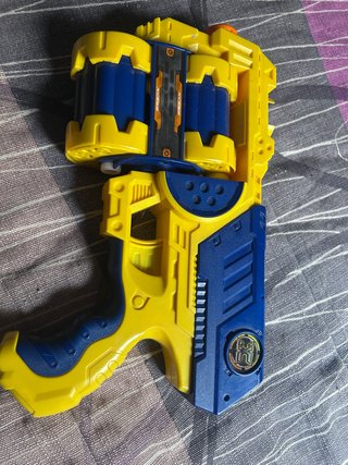 Pistola de juguete amarilla y azul
