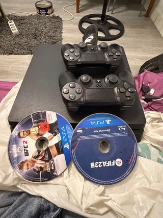 PS4 (PlayStation 4) con 2 mandos y juegos