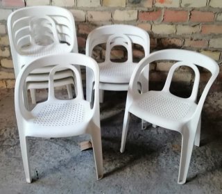 Sillas de plástico blancas apilables
