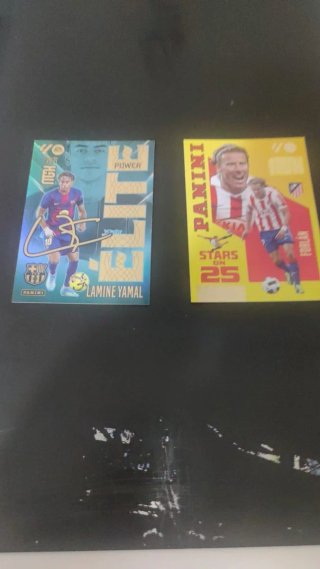 Cromos Lamine Yamal y Forlán Panini