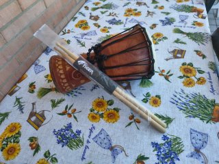 Djembe in legno con decorazioni
