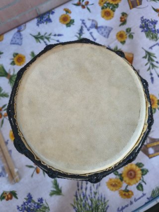 Djembe in legno con decorazioni
