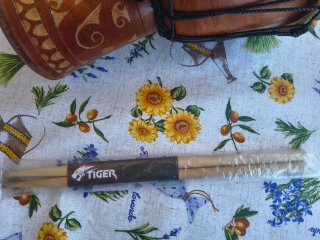 Djembe in legno con decorazioni