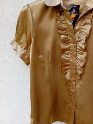 Blusa dorada con volantes