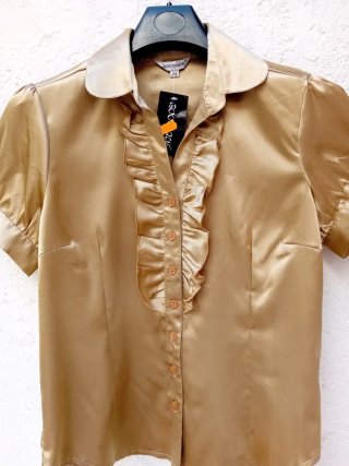 Blusa dorada con volantes