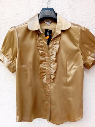 Blusa dorada con volantes