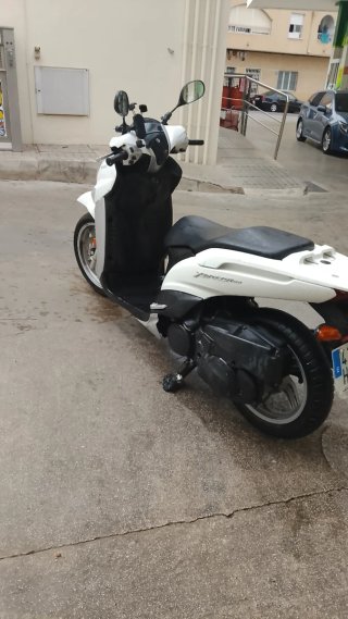 Yamaha Xenter Scooter Negra y Blanca