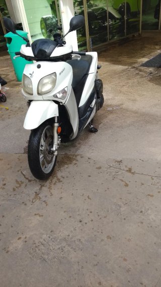 Yamaha Xenter Scooter Negra y Blanca