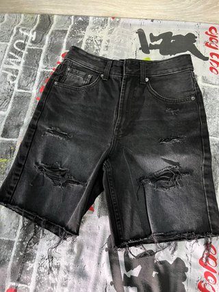 Vaqueros cortos negros rotos talla 32