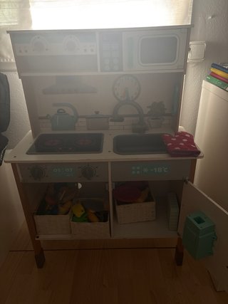 Cocinita infantil de madera con los accesorios