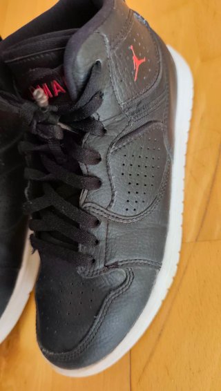 Zapatillas Jordan tipo bota niño negras