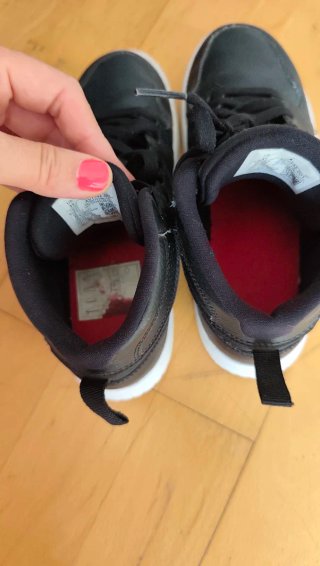 Zapatillas Jordan tipo bota niño negras