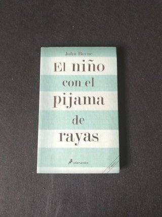 El niño con el pijama de rayas