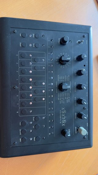 Xoxbox TB-303 Sintetizador