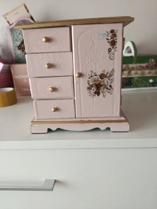 Mueble joyero rosa con detalles dorados hecho a ma