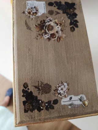 Mueble joyero rosa con detalles dorados hecho a ma