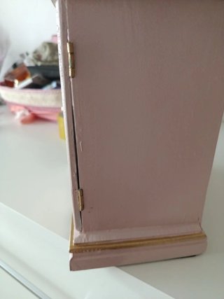 Mueble joyero rosa con detalles dorados hecho a ma