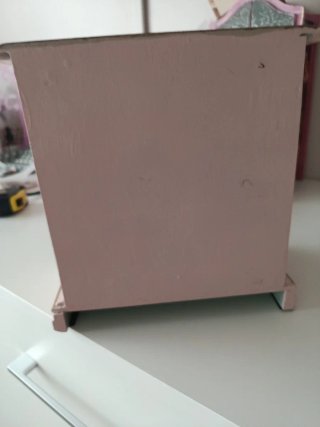 Mueble joyero rosa con detalles dorados hecho a ma