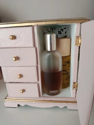 Mueble joyero rosa con detalles dorados hecho a ma