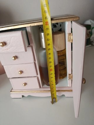 Mueble joyero rosa con detalles dorados hecho a ma