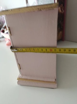 Mueble joyero rosa con detalles dorados hecho a ma