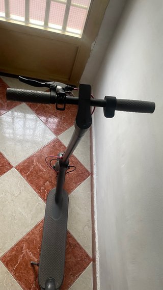Patinete eléctrico gris