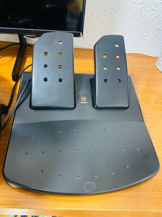 Volante y pedales para gaming