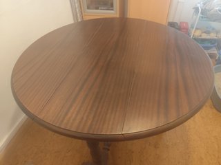 Mesa abatible de madera de cerezo vintage.
