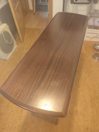 Mesa abatible de madera de cerezo vintage.
